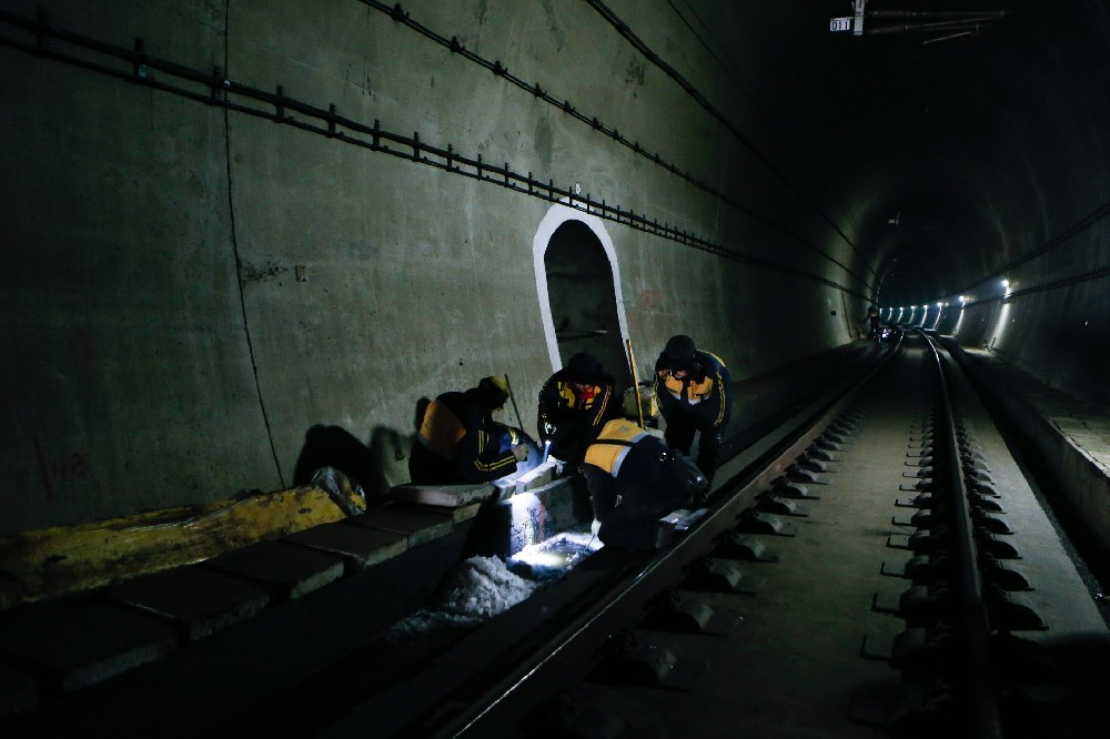 修文铁路运营隧道病害现状